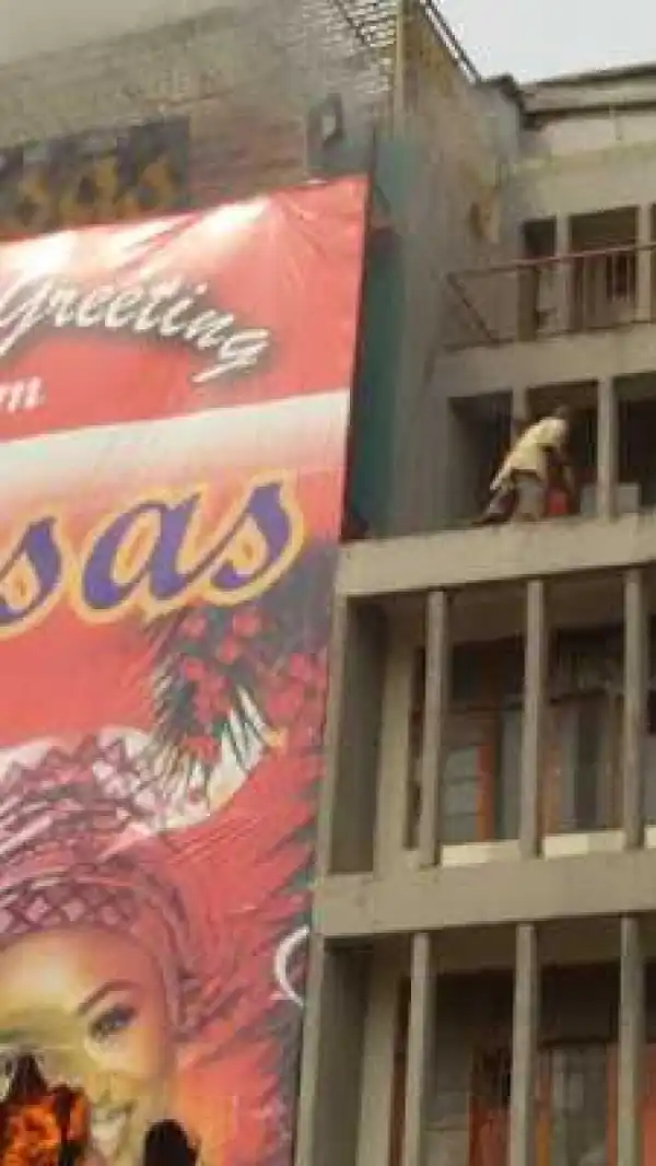 People trapped inside burning building in Oluwole, Lagos Island